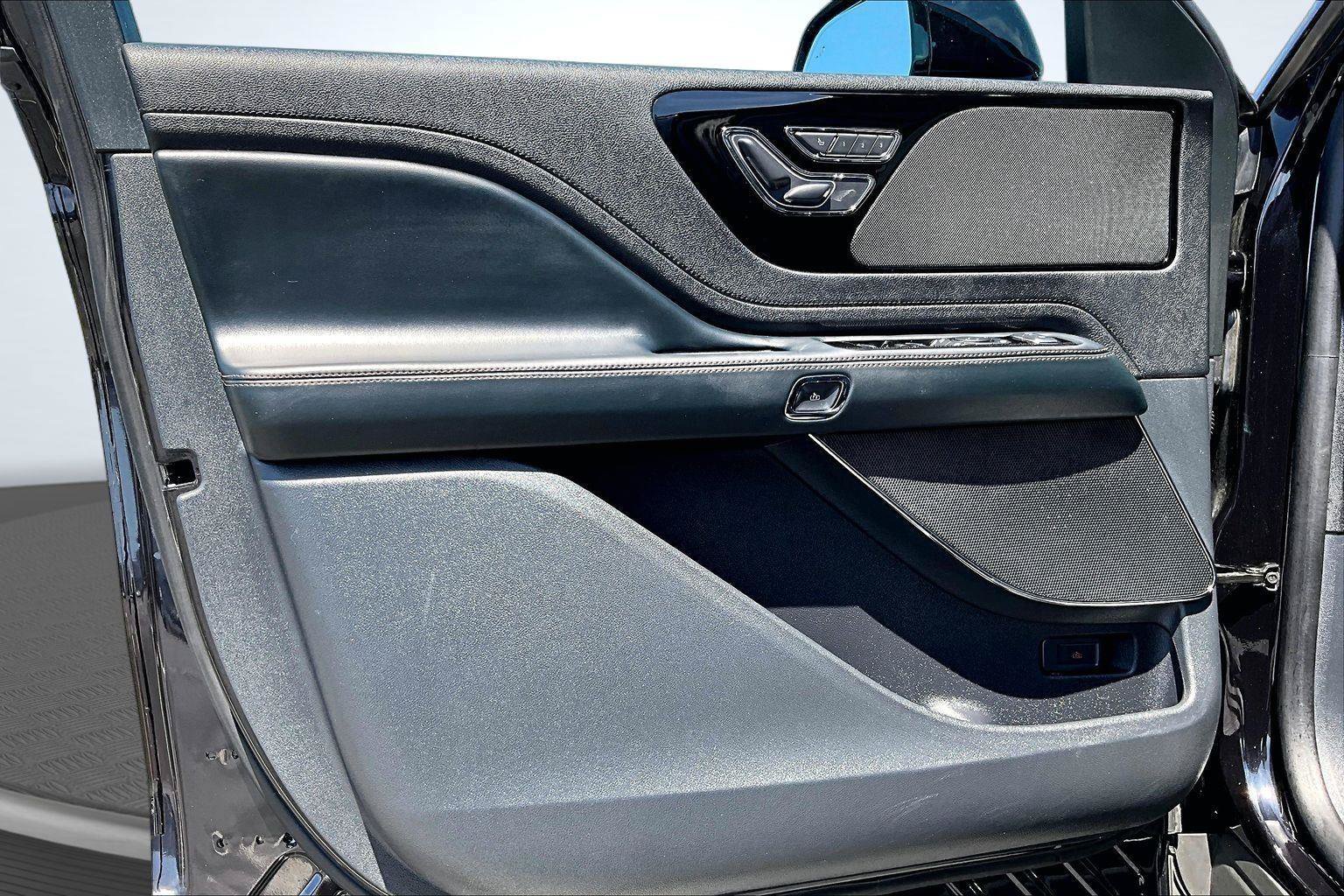 Used 2025 Lincoln Aviator AWD image 24