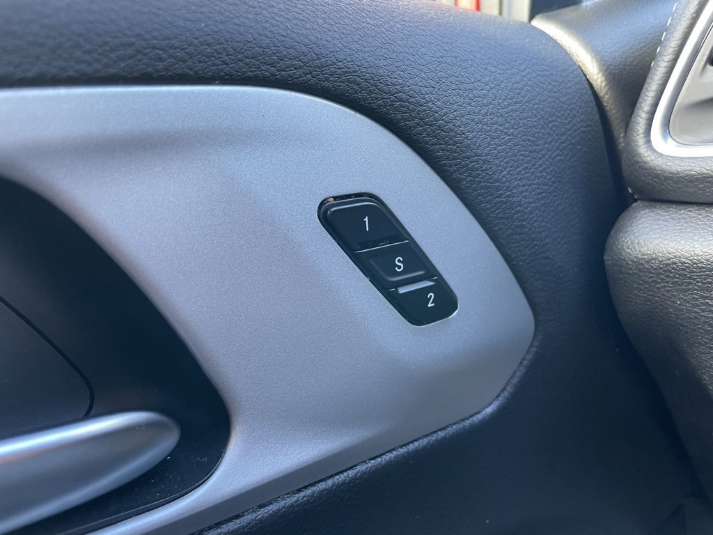 Used 2025 Chrysler Pacifica Limited image 28