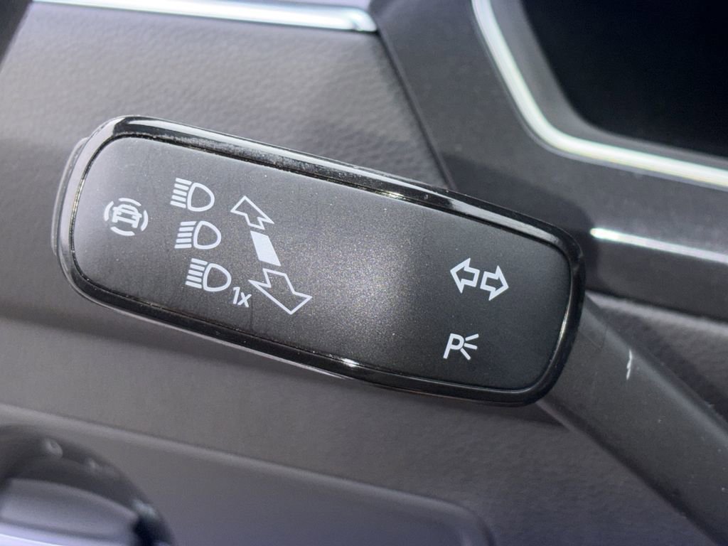 Certified 2022 Volkswagen Tiguan SE R-Line image 13