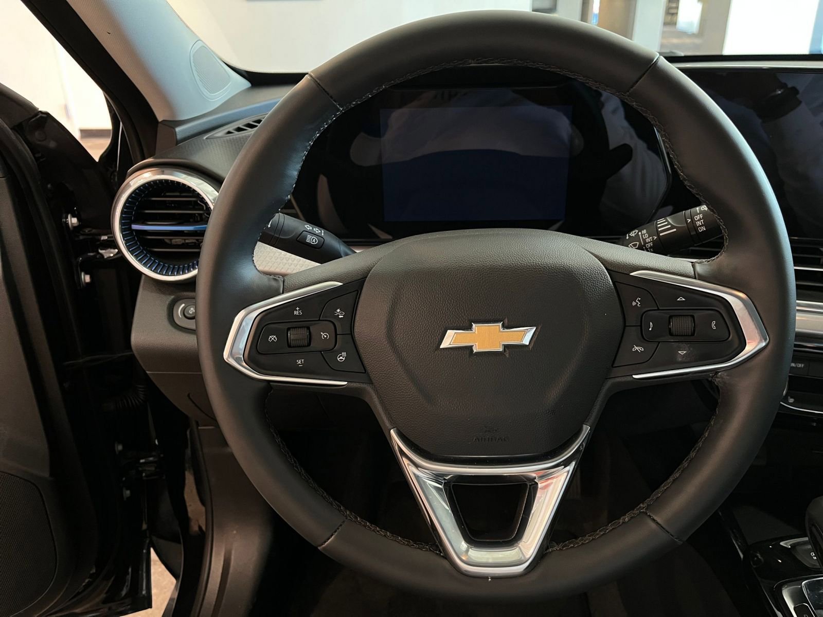 Used 2025 Chevrolet Trax LT w/ LT Convenience Package FWD image 27