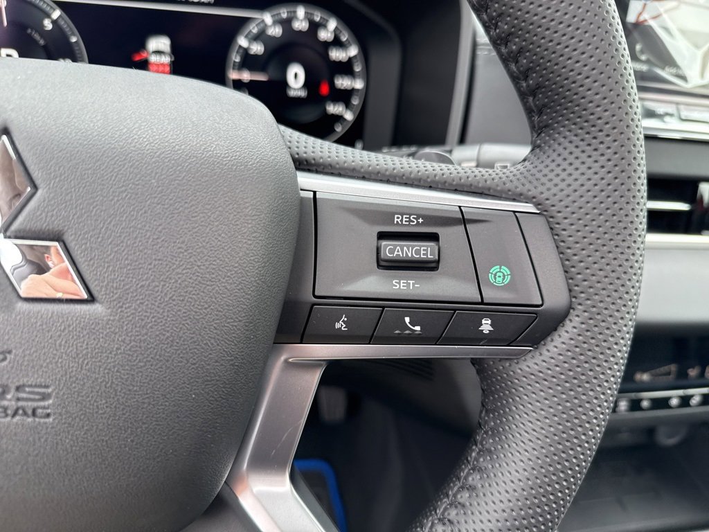 New 2025 Mitsubishi Outlander SE image 32