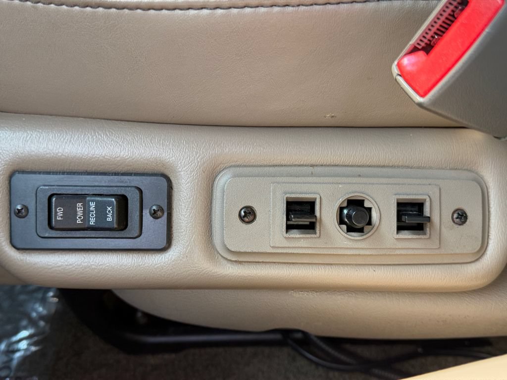 Used 2018 Chevrolet Express 2500 w/ Enhanced Convenience Package RWD image 10