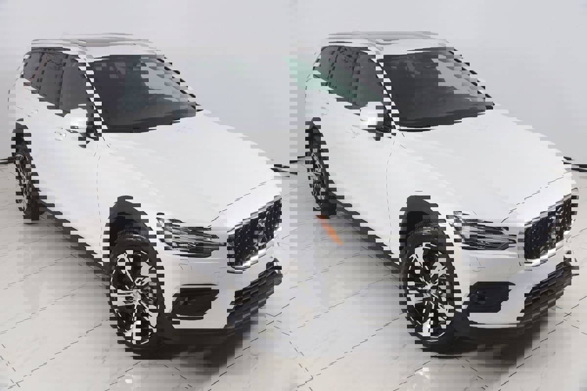 Used 2024 Volvo V60 B5 Cross Country Plus image 19