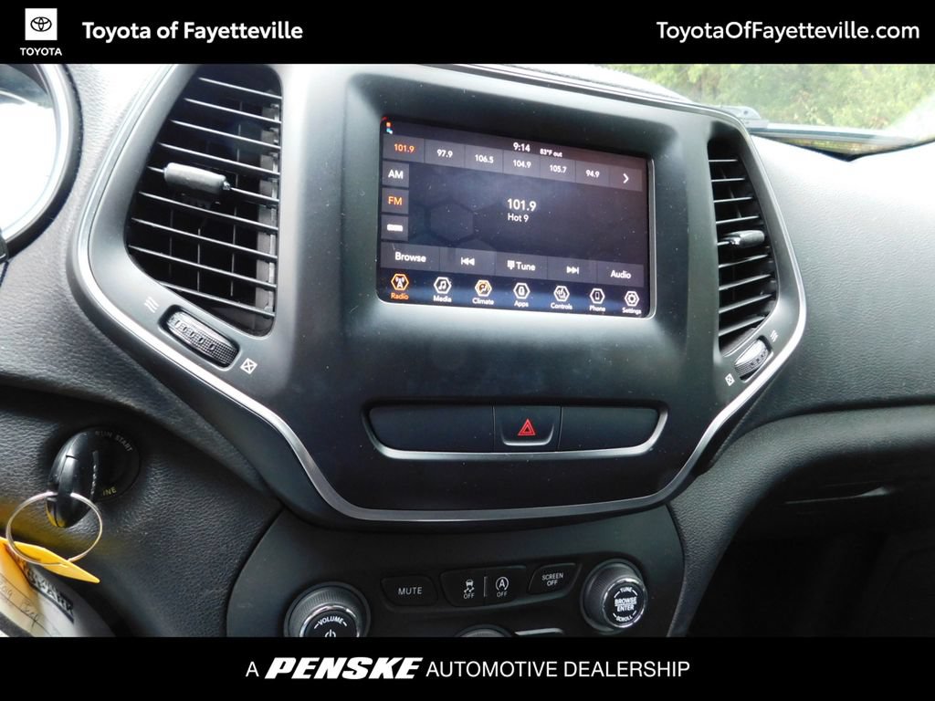 Used 2019 Jeep Cherokee Latitude w/ Cold Weather Group AWD/4WD image 5