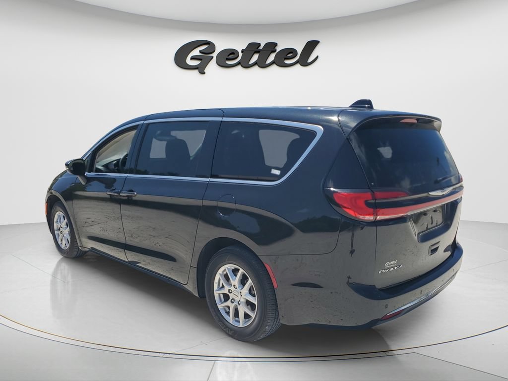 Used 2023 Chrysler Pacifica Touring-L FWD image 7