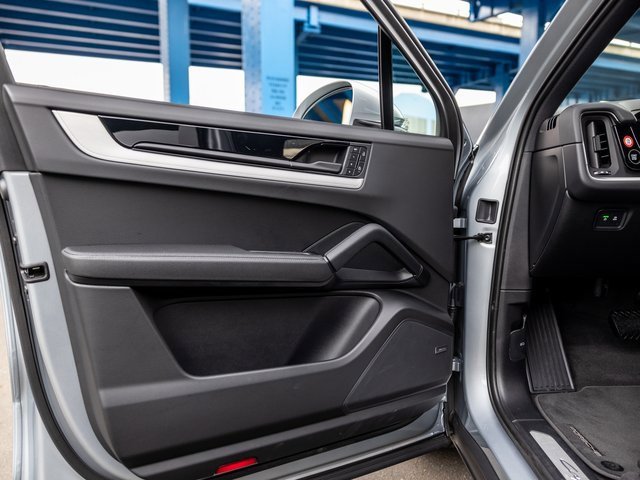 Used 2025 Porsche Cayenne image 27