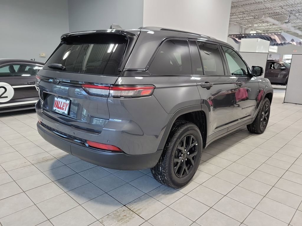 Used 2025 Jeep Grand Cherokee Altitude image 11