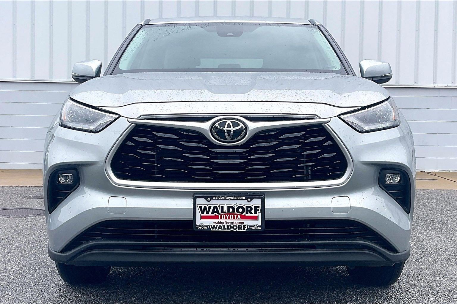 Used 2023 Toyota Highlander LE FWD image 3