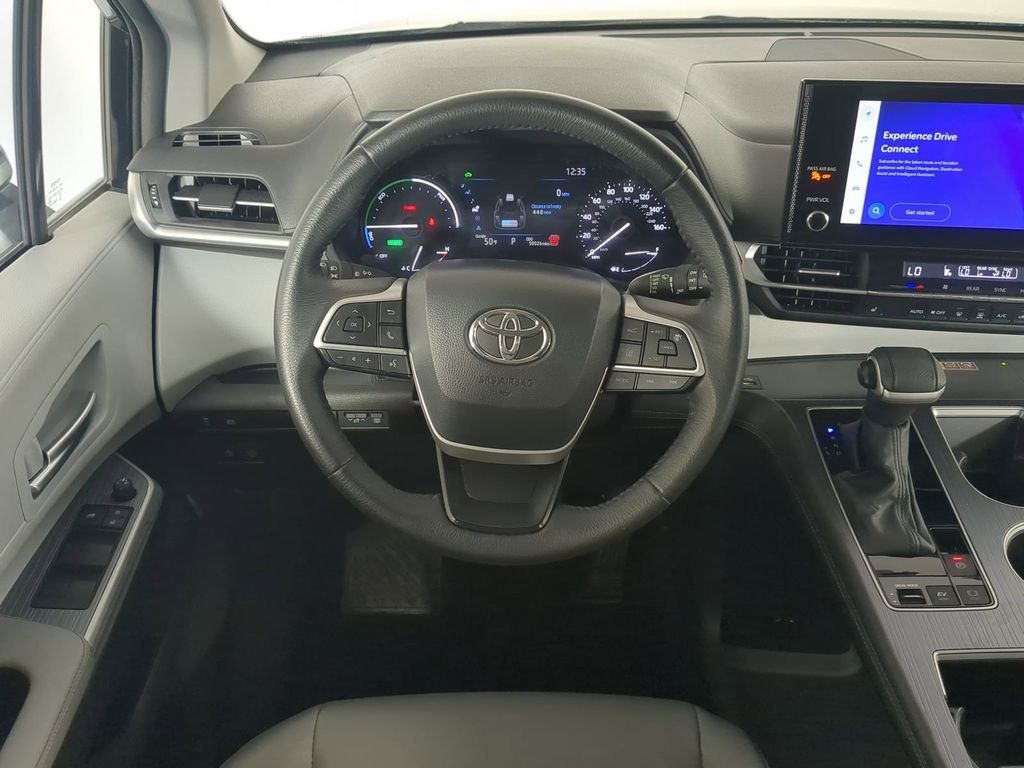 Used 2025 Toyota Sienna XLE image 19
