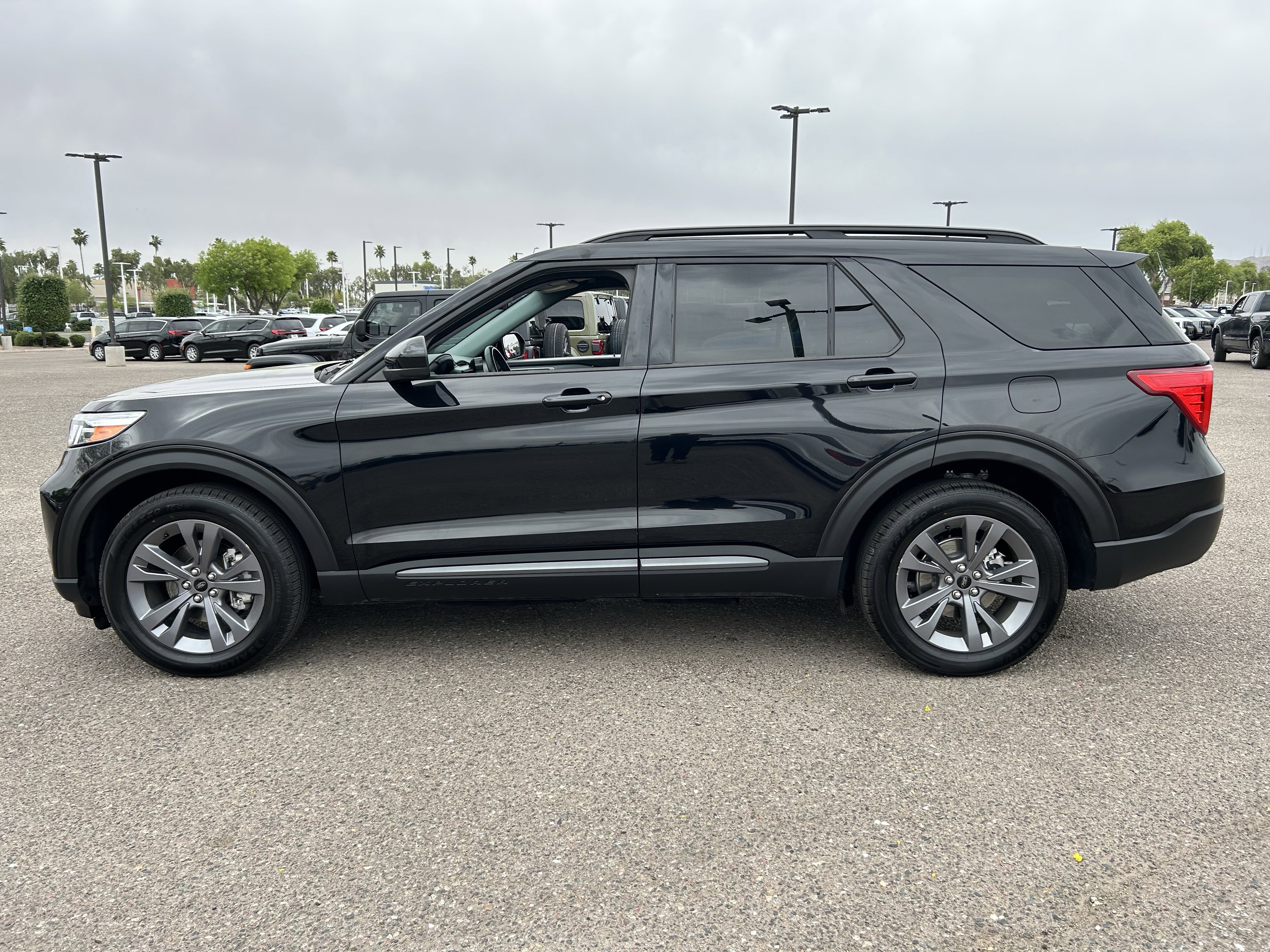 Used 2022 Ford Explorer XLT w/ Equipment Group 202A image 3