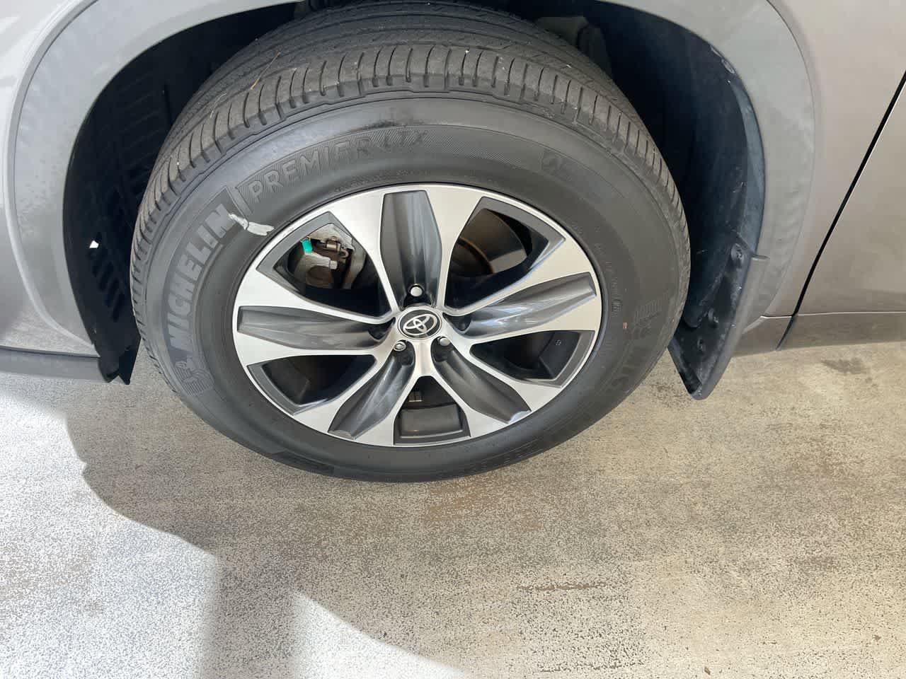 Used 2022 Toyota Highlander XLE AWD/4WD image 10