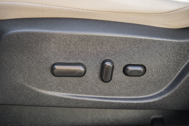 Used 2017 Ford C-MAX Energi Titanium FWD image 45