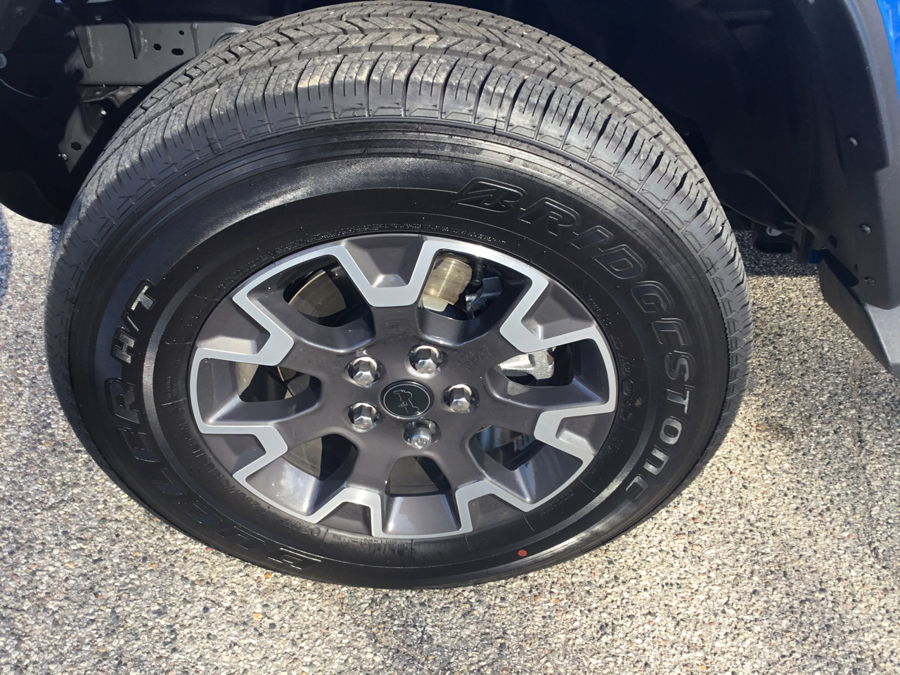 Used 2025 Jeep Gladiator Sport w/ Premium Package image 13