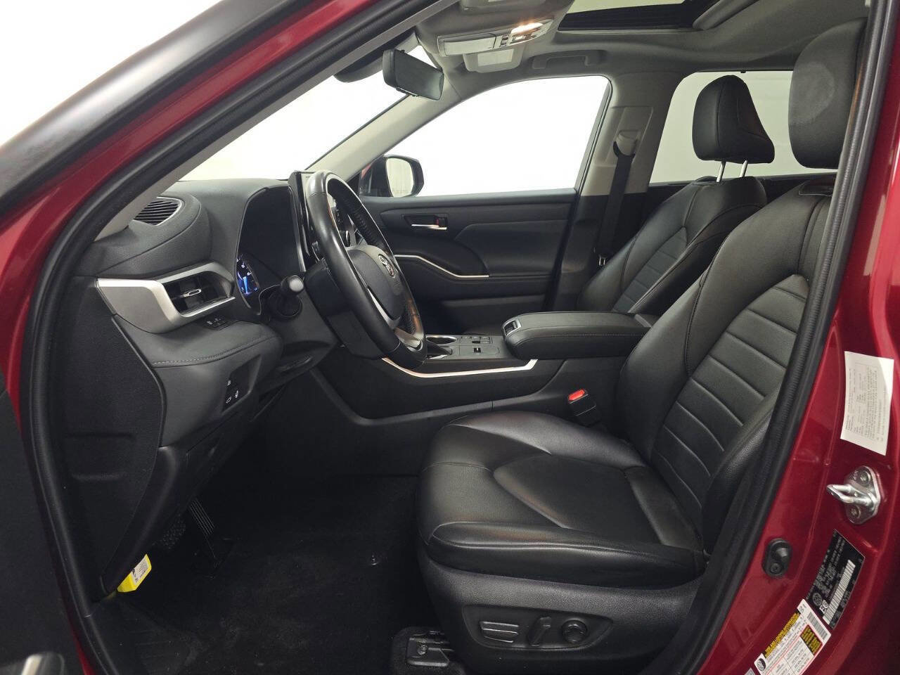 Used 2023 Toyota Highlander XLE image 7