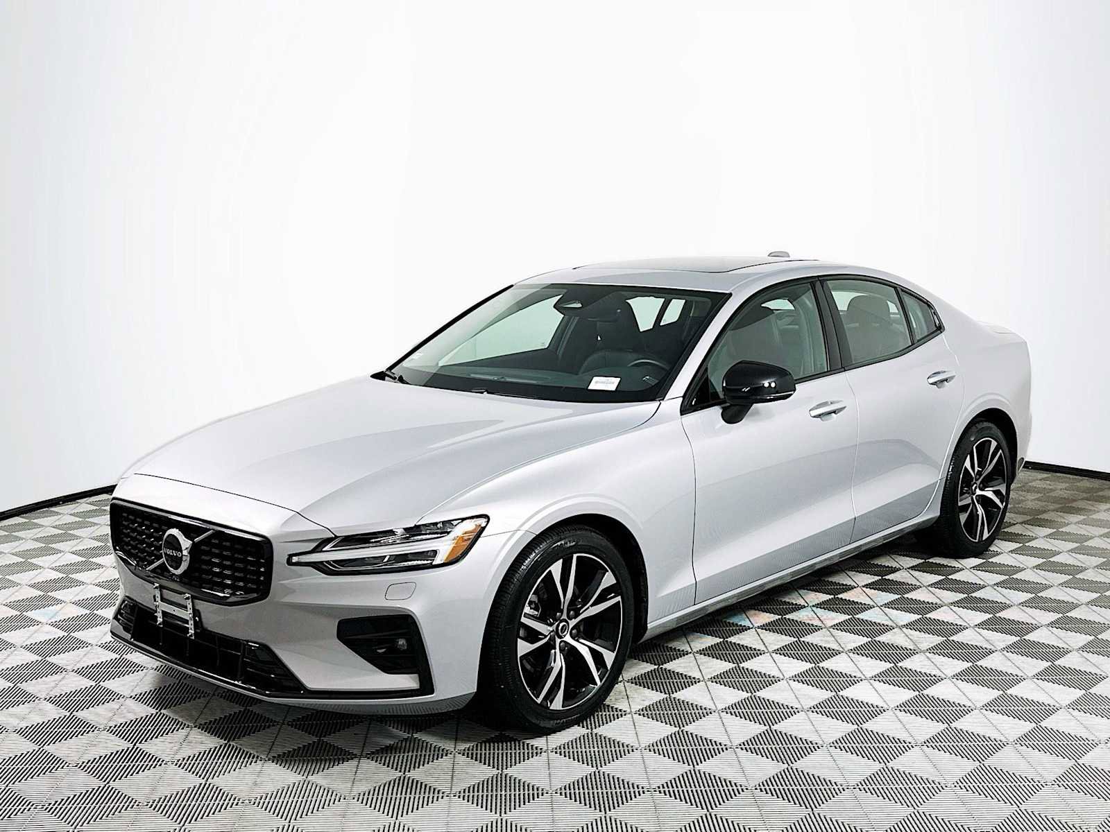 Used 2025 Volvo S60 B5 Core image 3