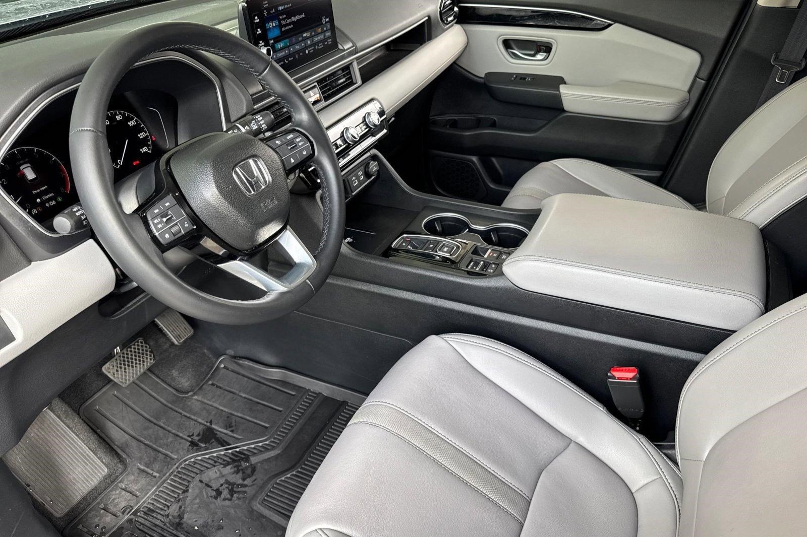 Certified 2025 Honda Pilot Touring image 4