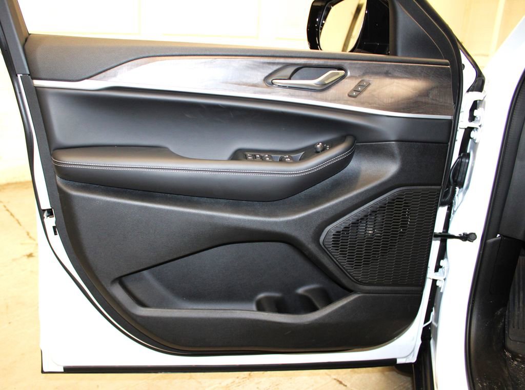 New 2025 Jeep Grand Cherokee Limited w/ Luxury Tech Group II image 26