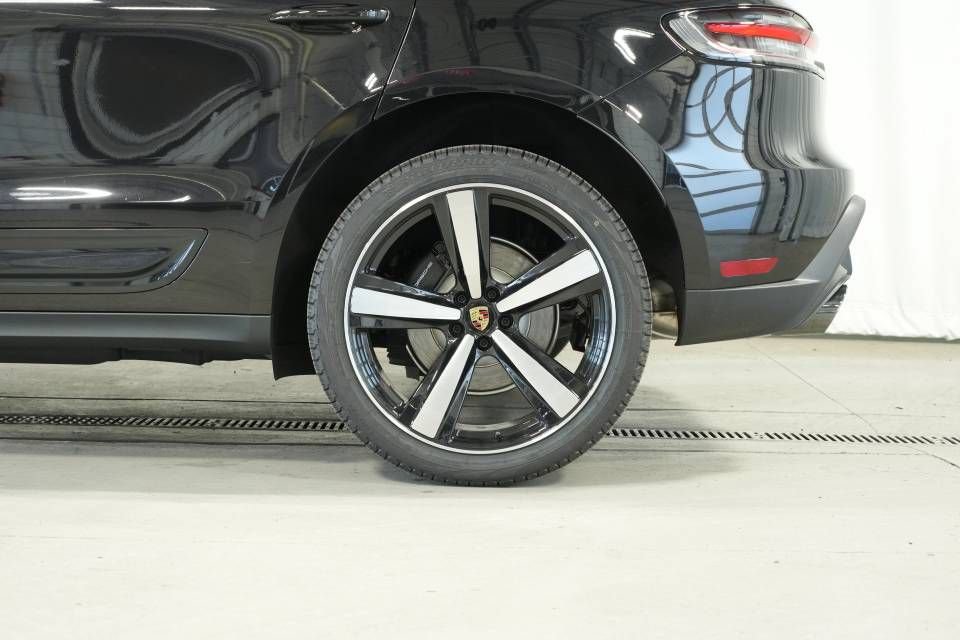 Certified 2026 Porsche Macan AWD/4WD image 43