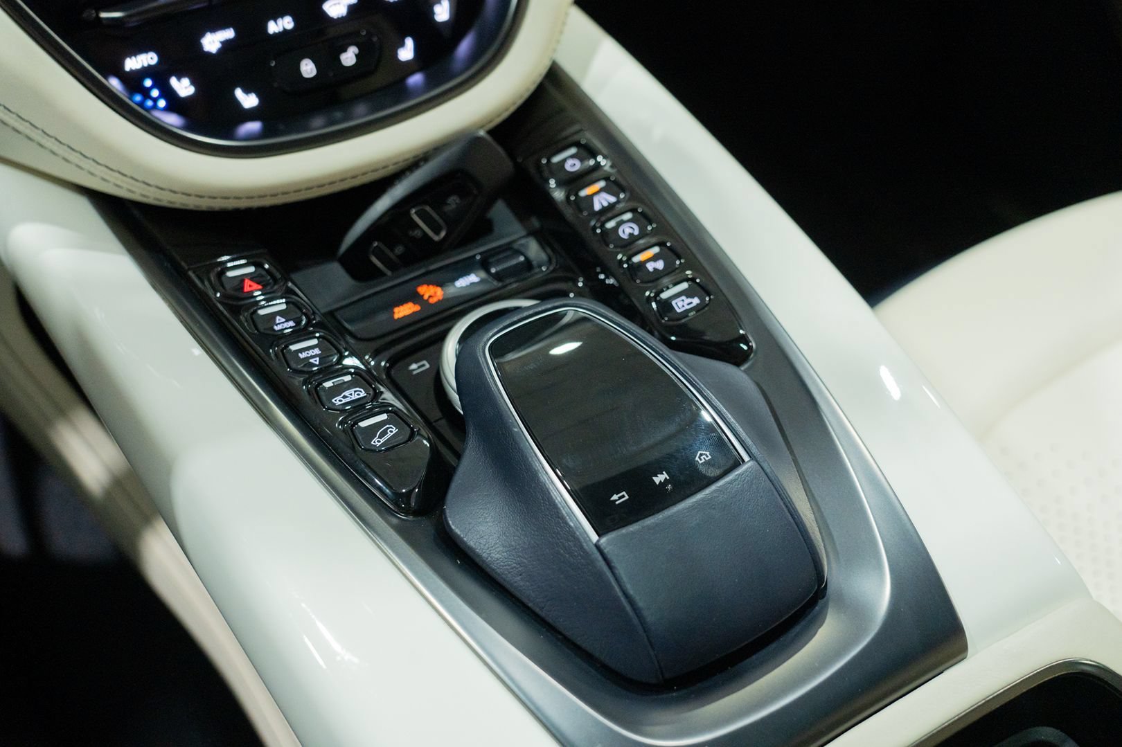 Used 2021 Aston Martin DBX AWD/4WD image 56