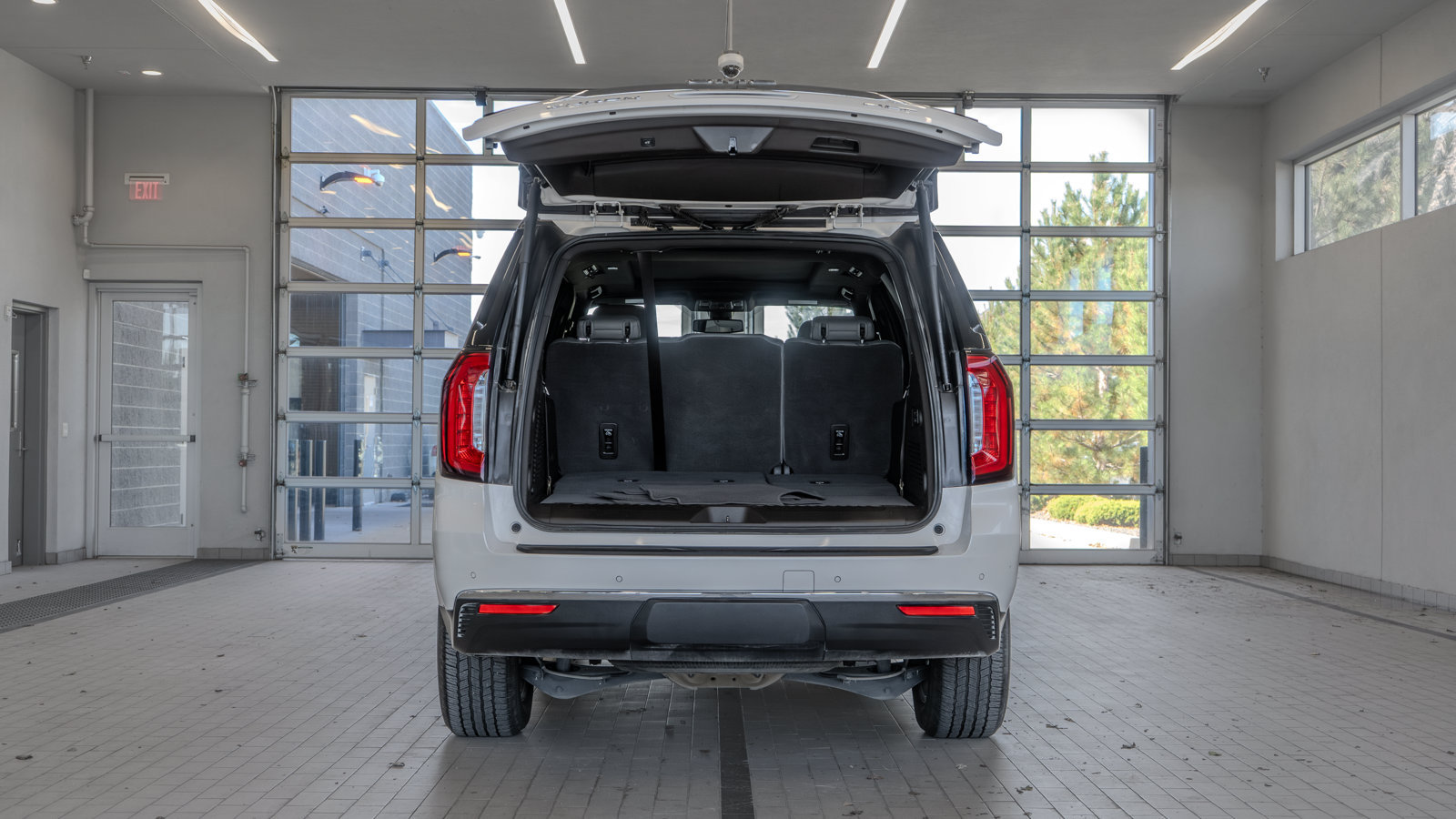 Used 2022 GMC Yukon SLT w/ SLT Premium Package AWD/4WD image 16