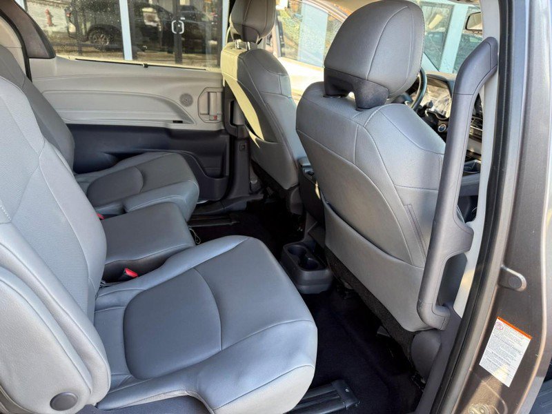 Used 2021 Toyota Sienna XLE image 18