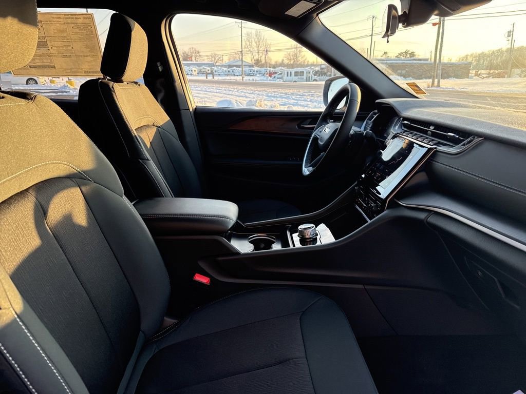 New 2025 Jeep Grand Cherokee L Laredo image 40