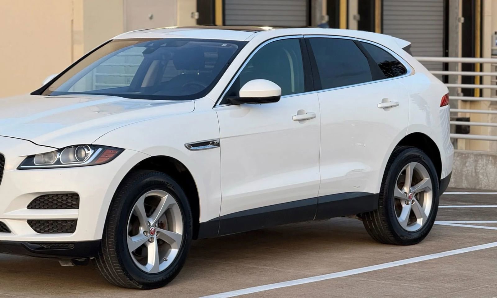 Used 2019 Jaguar F-PACE image 4