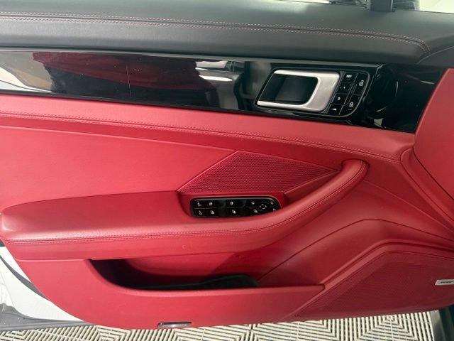 Used 2020 Porsche Panamera RWD image 32