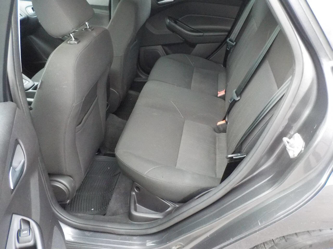 Used 2015 Ford Focus SE w/ SE Sport Package image 10