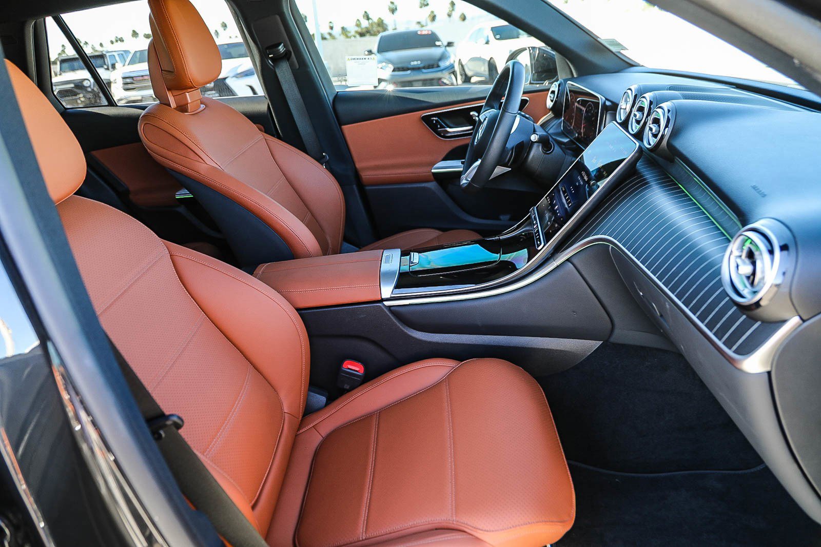 Used 2025 Mercedes-Benz GLC 300 4MATIC image 16