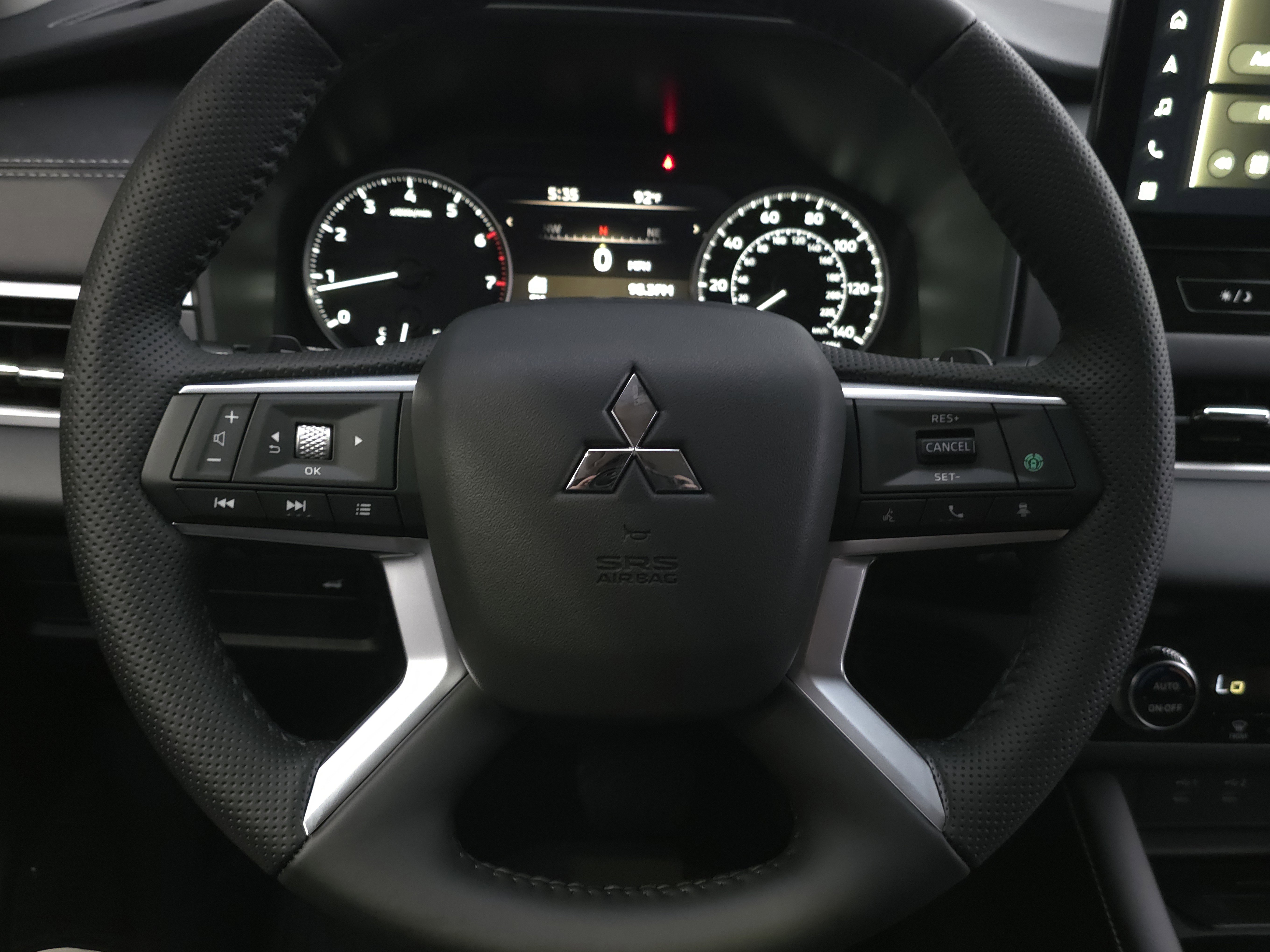 New 2025 Mitsubishi Outlander SE image 11