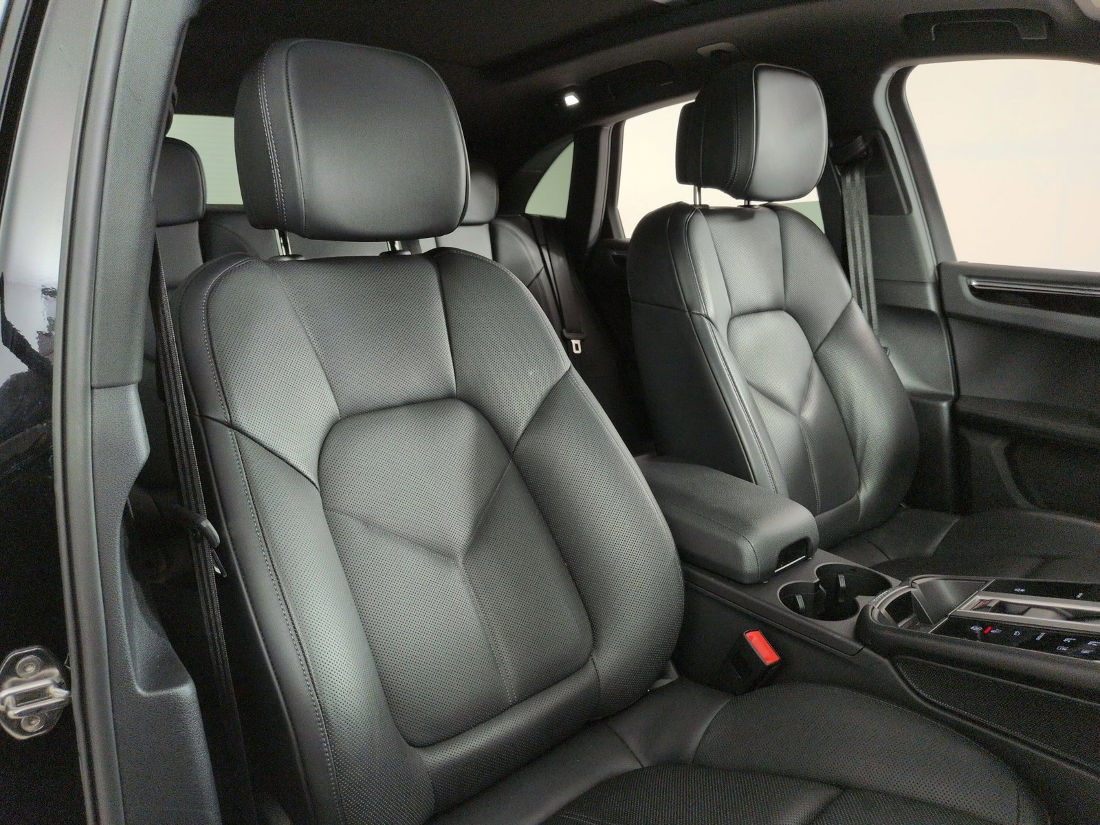 Certified 2025 Porsche Macan Turbo AWD/4WD image 21