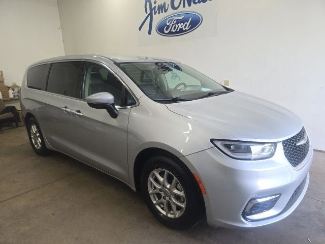 Used 2023 Chrysler Pacifica Touring-L FWD video 1