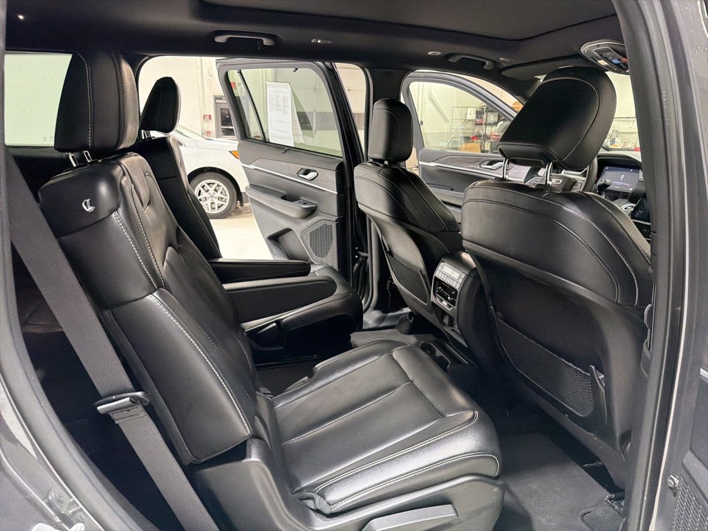 Used 2024 Jeep Grand Cherokee L Limited w/ Luxury Tech Group II image 31