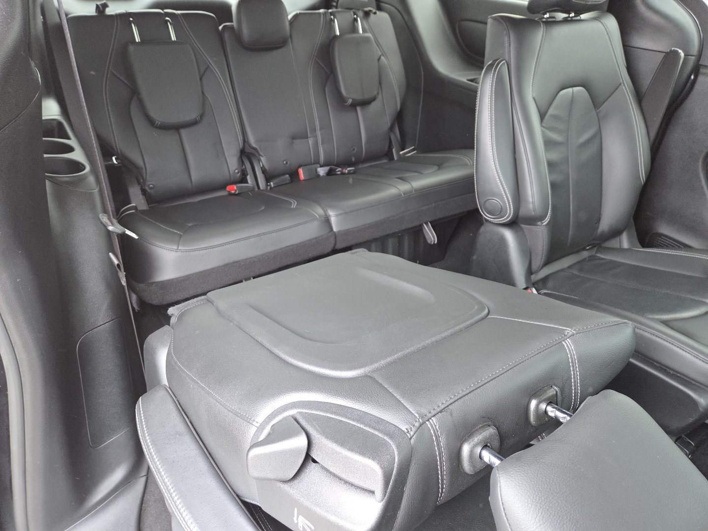 Used 2020 Chrysler Pacifica Touring-L w/ S Appearance Package FWD image 22