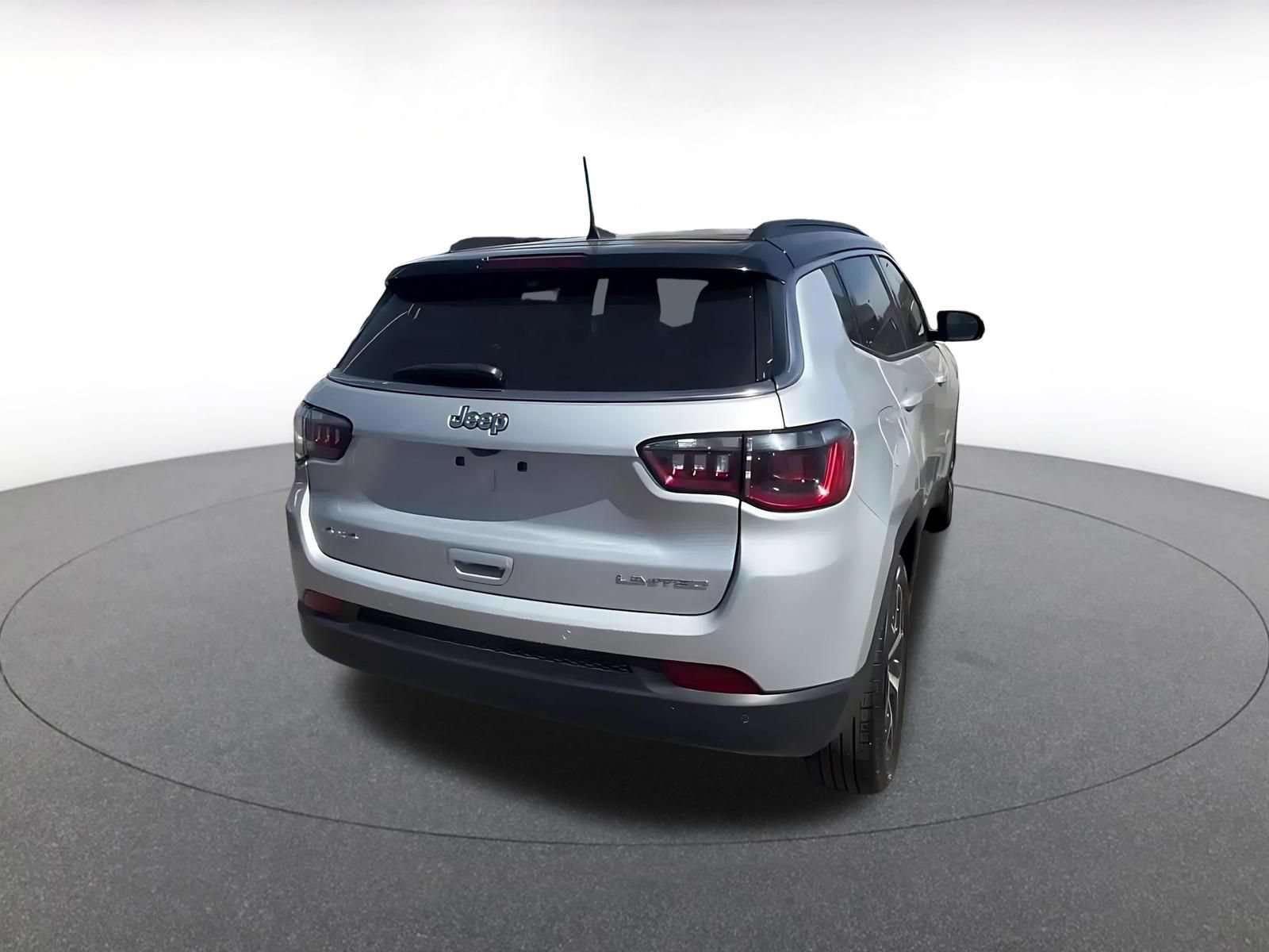 Used 2025 Jeep Compass Limited AWD/4WD image 15