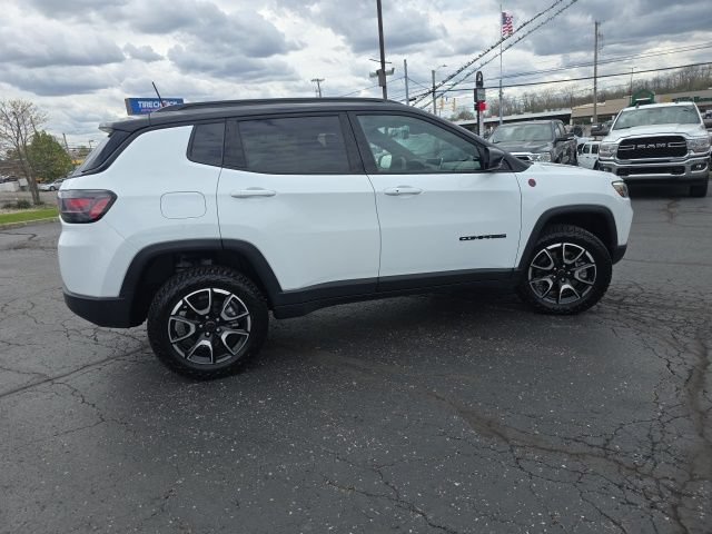 Used 2025 Jeep Compass Trailhawk w/ Trailhawk Elite Group AWD/4WD image 9