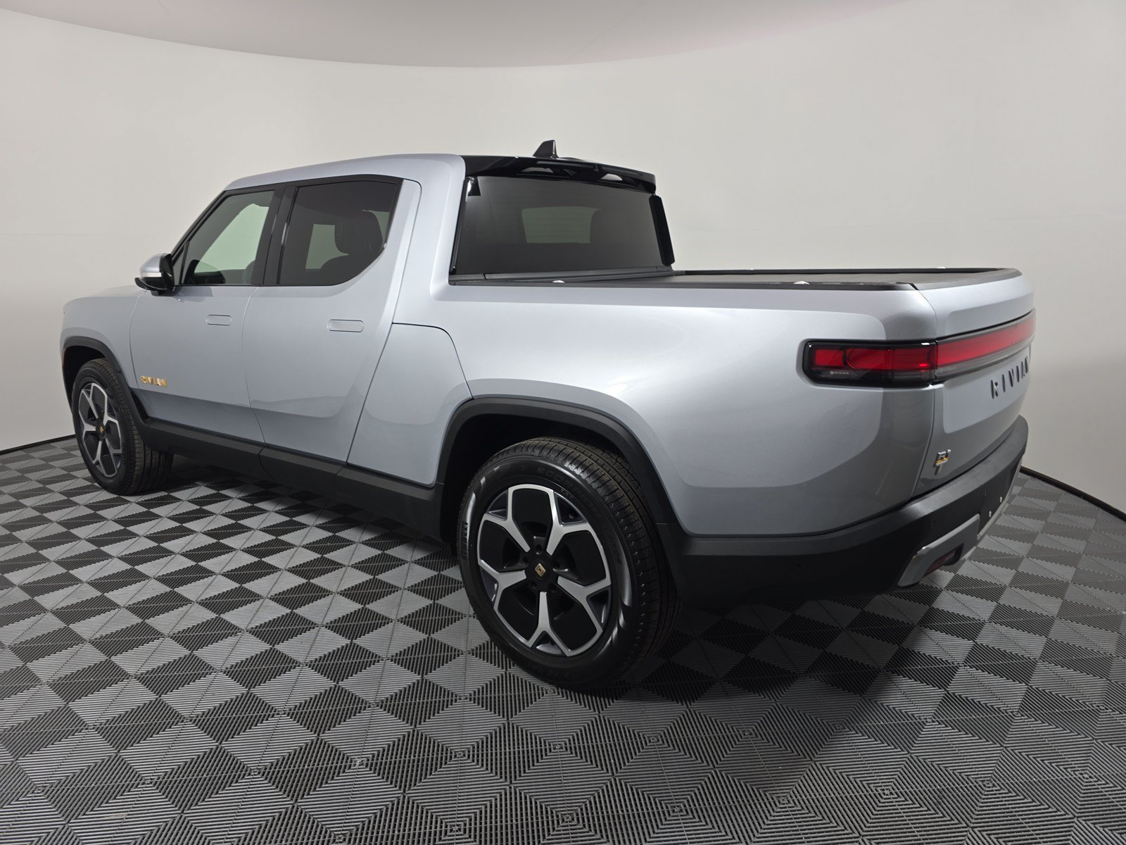 Used 2024 Rivian R1T Adventure AWD/4WD image 3
