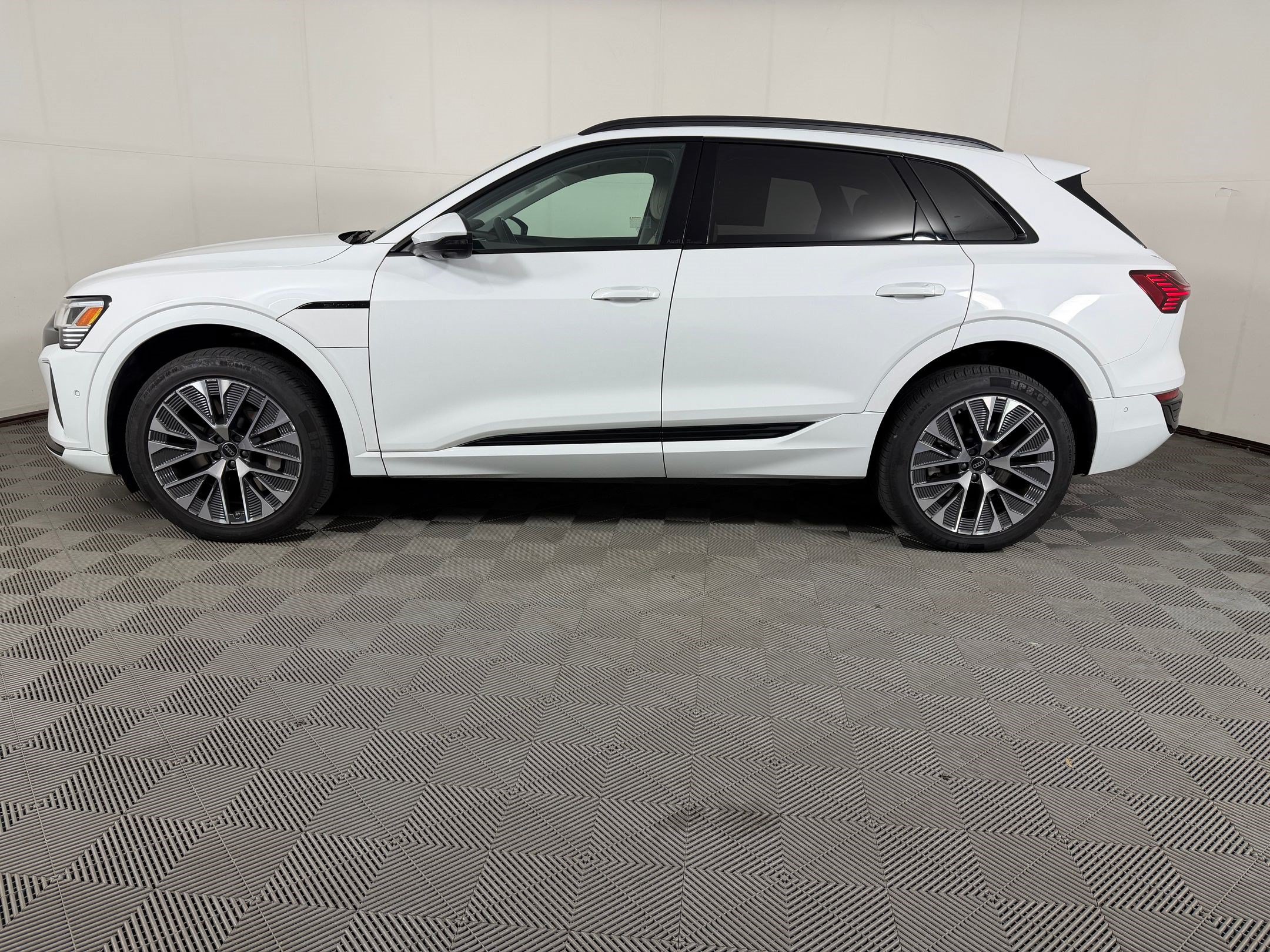 Used 2024 Audi Q8 e-tron Premium Plus w/ Premium Plus Package AWD/4WD image 2