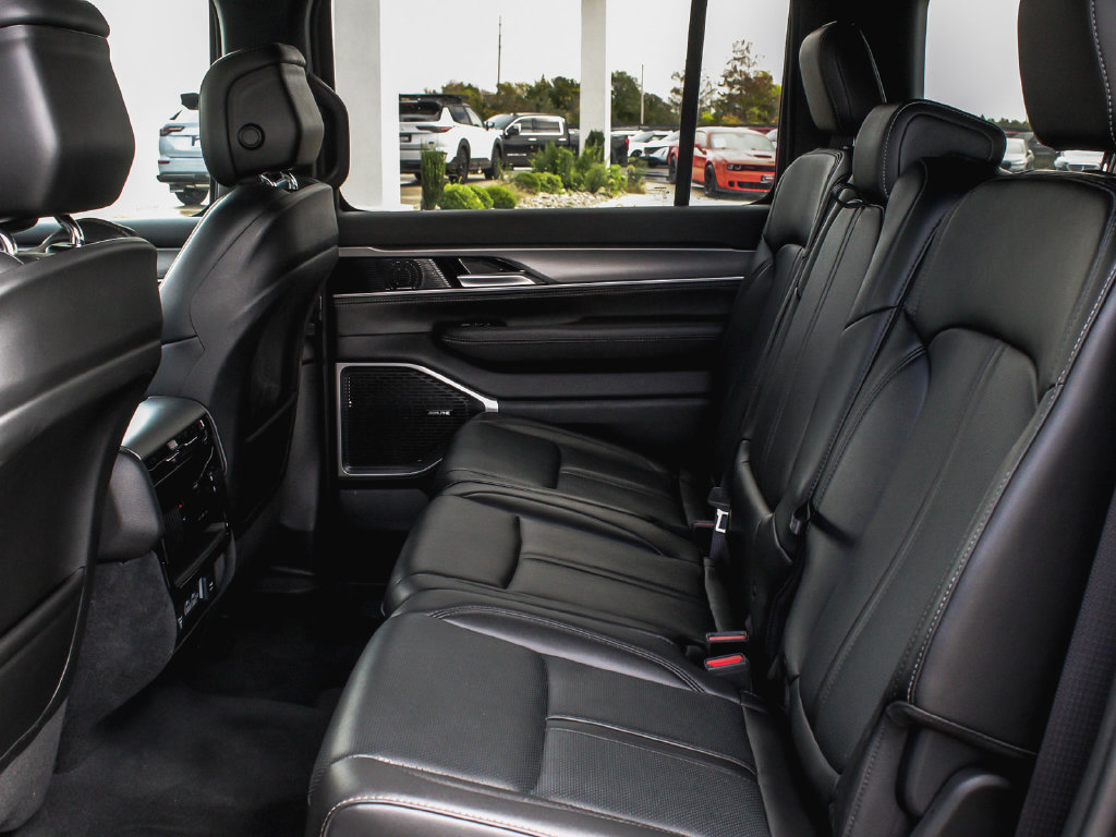 Used 2025 Jeep Wagoneer 4WD image 34