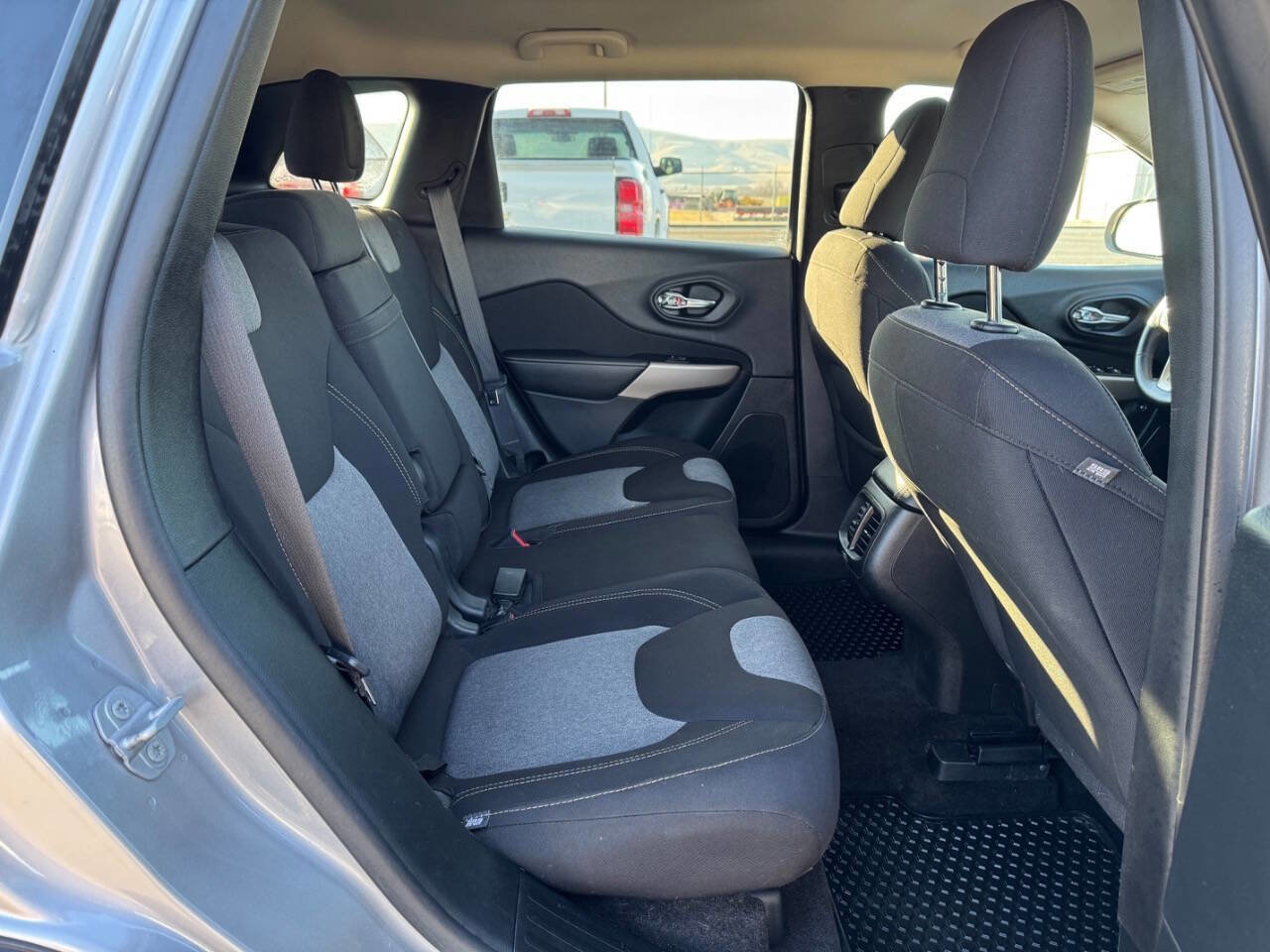 Used 2017 Jeep Cherokee Sport image 7