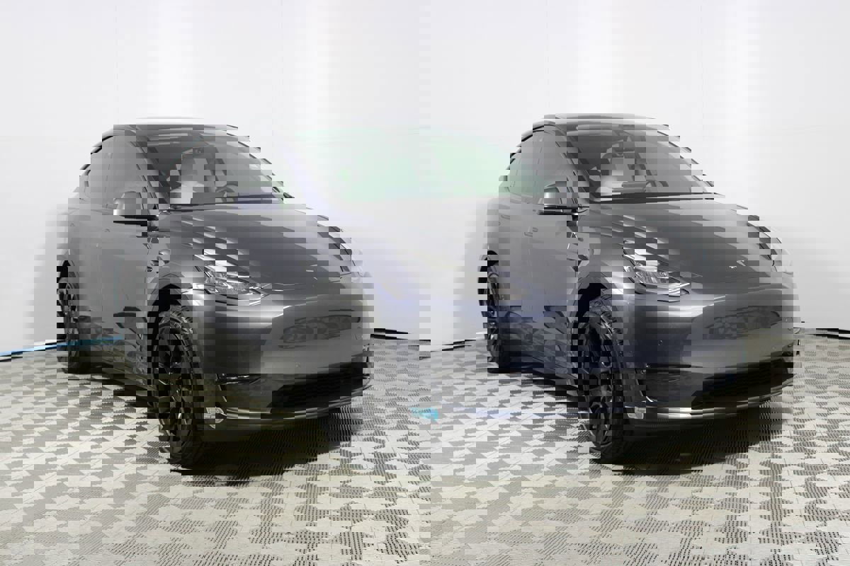 Used 2022 Tesla Model Y Long Range image 25