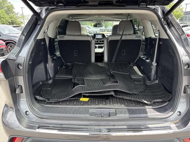 Used 2021 Toyota Highlander XLE AWD/4WD image 12