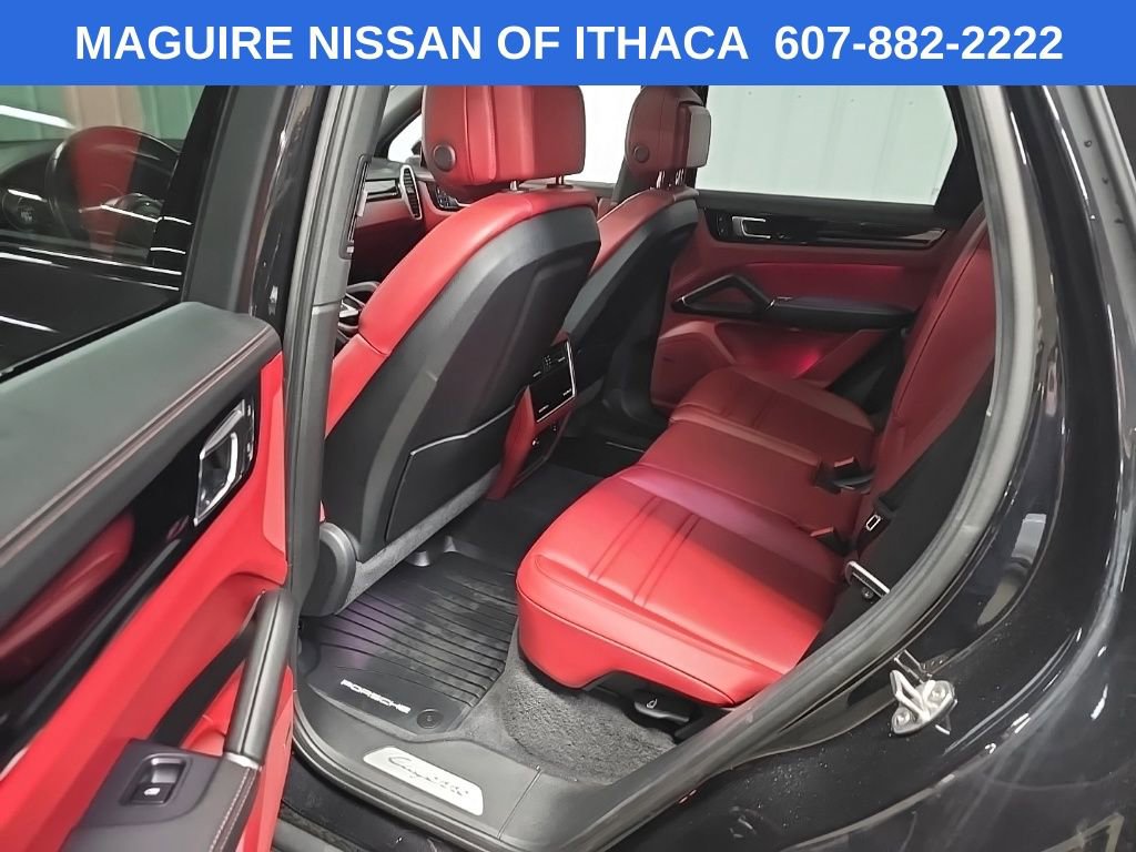 Used 2022 Porsche Cayenne Platinum Edition image 32