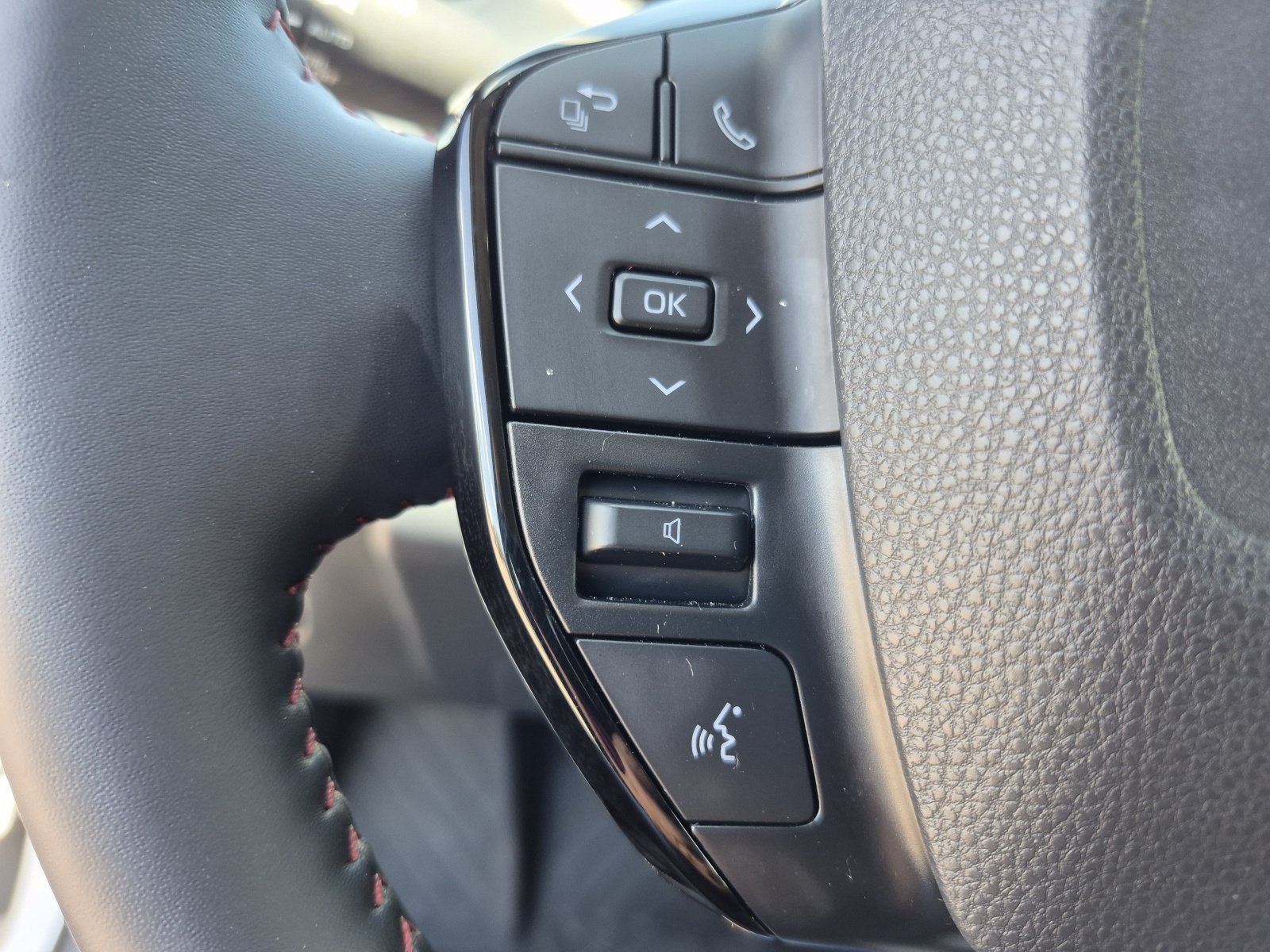 Certified 2026 Toyota Prius Plug-In Hybrid FWD image 26