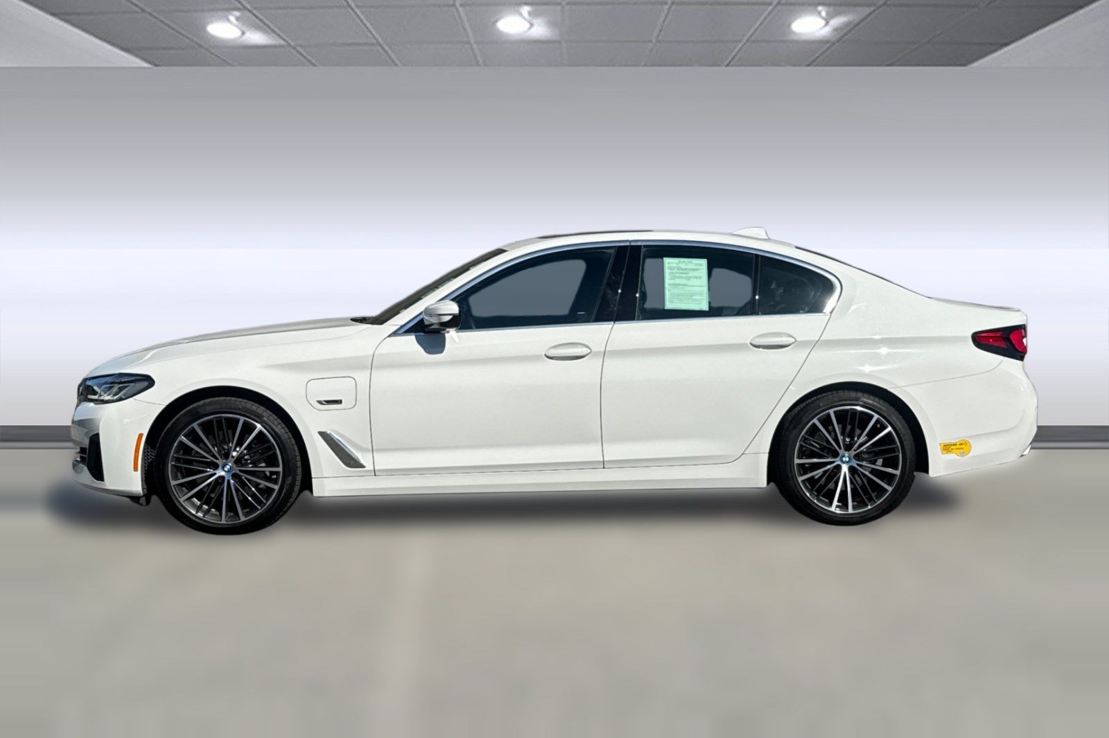 Used 2022 BMW 530e xDrive w/ Convenience Package AWD/4WD image 2