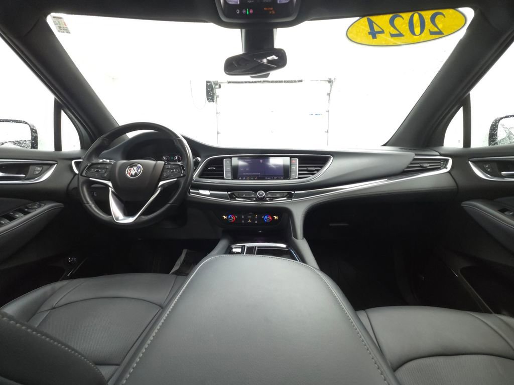 Used 2024 Buick Enclave Essence image 9