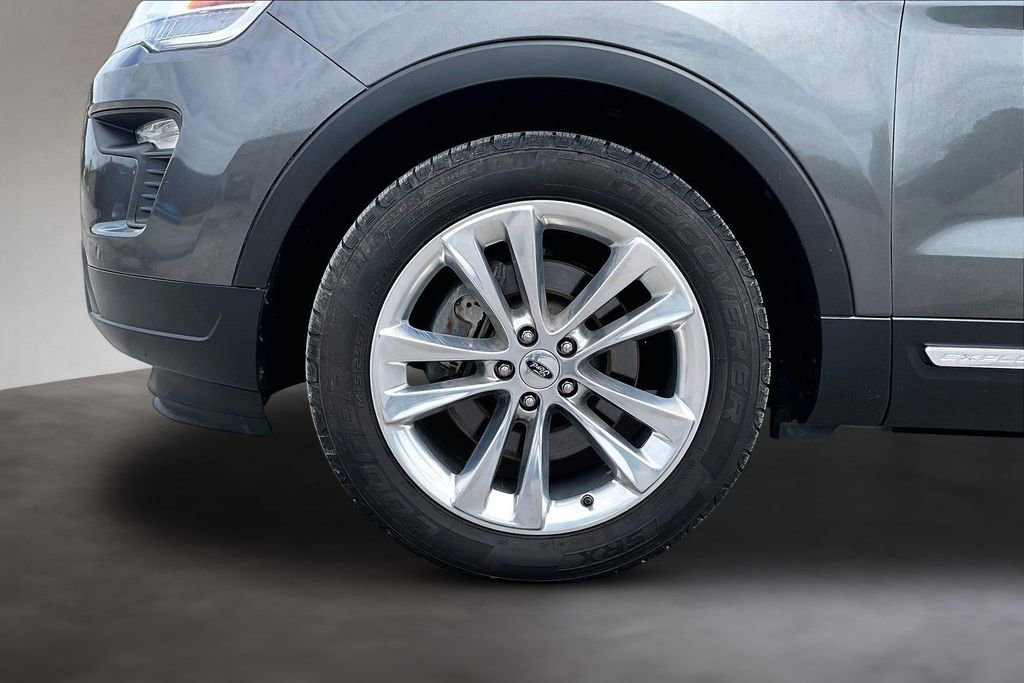 Used 2018 Ford Explorer XLT w/ Equipment Group 202A FWD image 32
