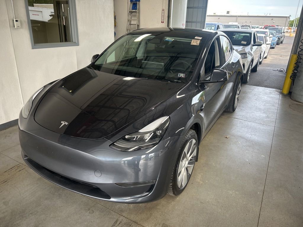 Used 2024 Tesla Model Y Long Range AWD/4WD image 1