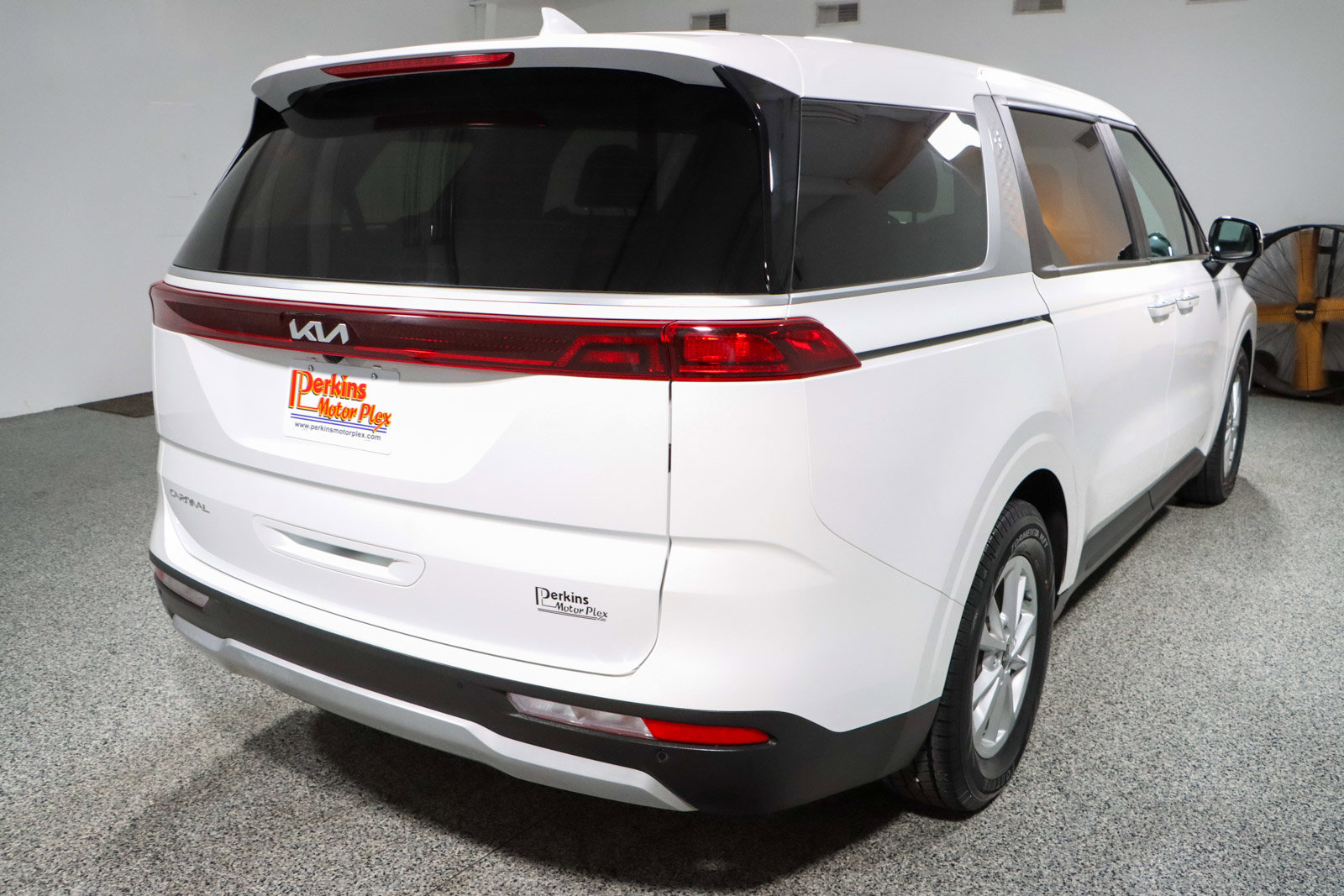 Used 2023 Kia Carnival LX FWD image 7
